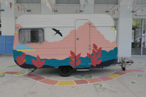 Lire la suite à propos de l’article Marion la Caravane Joyeuse / Fresque collective et design textile participatif / Peinture et couture