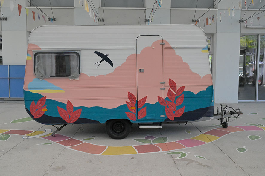 Lire la suite à propos de l’article Marion la Caravane Joyeuse / Fresque collective et design textile participatif / Peinture et couture